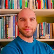 Biologo impartisce lezioni di biologia, chimica e scienze della terra